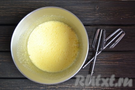 На средней скорости миксера взбиваем до образования однородной массы. 