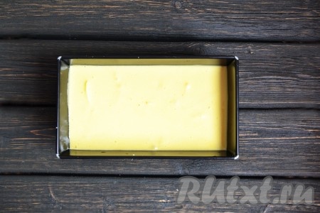 Вливаем оставшееся тесто и выкладываем оставшиеся яблоки. С помощью вилки вталкиваем кусочки яблок под тесто, чтобы они были полностью в тесте и не подсушивались в процессе выпечки. Ставим форму в разогретую духовку на 30-35 минут при температуре 180 градусов.&nbsp;
