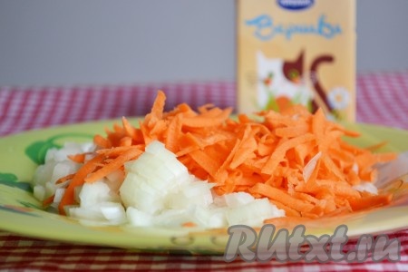 Лук и морковь очищаем. Лук нарезаем мелкими кубиками, а морковь натираем на средней терке. Обжариваем морковку с луком на сковороде на подсолнечном масле до мягкости, не забывая иногда помешивать. Можно овощи не обжаривать, а довести их до мягкого состояния, добавив в сковороду 20 мл жирных сливок.
