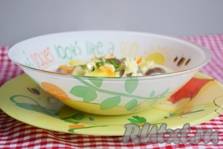 Картофель и пшено варятся минут 15 на небольшом огне. После чего добавляем в кастрюлю приготовленные до мягкости лук и морковь, листик лаврового листа и соль. Даем еще 5-7 минут потомиться и выключаем. Аппетитный, вкусный&nbsp;суп из куриных желудков готов.&nbsp;
