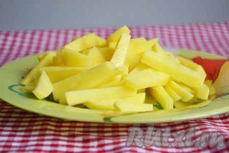 Картофель очищаем, нарезаем соломкой. По истечении 40 минут, достаём из кастрюли&nbsp;лук и морковь (они уже бульону отдали свой необходимый аромат), выкладываем в бульон картошку.
