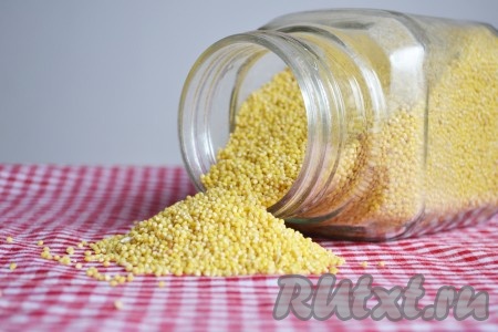 И сразу же за картофелем отправляем промытое пшено.
