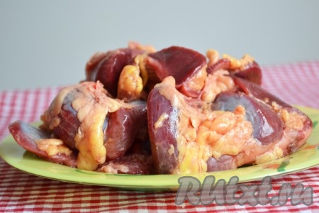 Куриные желудки тщательно промываем и убираем с них все лишнее: шкурку, жир, прожилки. Заливаем водой, добавляем 1 очищенную луковицу, половину очищенной моркови и ставим на огонь.
