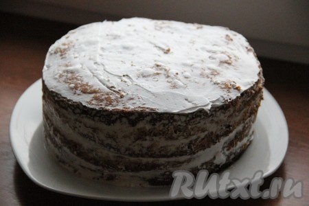 Возьмем подготовленный торт, предварительно пропитанный и выравненный для нашего украшения.
