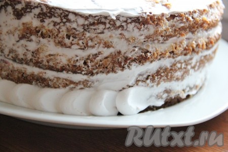 Эту операцию повторяем, выдавливая сливочный крем, шарик за шариком, и прижимая его чайной ложкой к боку торта.
