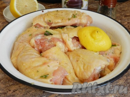 Кусочки курицы тщательно вымыть, натереть со всех сторон маринадом. Травы порвать руками и смешать с мясом. Оставить на 30 минут при комнатной температуре.

