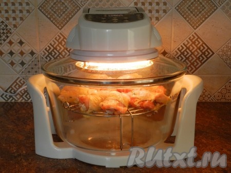 Через 30 минут мясо перевернуть другой стороной и готовить еще 30 минут. При запекании в духовке соблюдать такой же режим приготовления. Лучше запекать кусочки курицы на решетке, чтобы стекал лишний жир и образовывалась хрустящая корочка.
