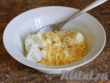 Для приготовления сырного соуса смешать натёртый полутвёрдый сыр, творожный сыр, сметану, соль и перец.
