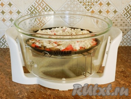 Поставить свинину с грибами и сыром запекаться под гриль в разогретую духовку на 10 минут при температуре 200 градусов или в аэрогриль (я запекала в аэрогриле).
