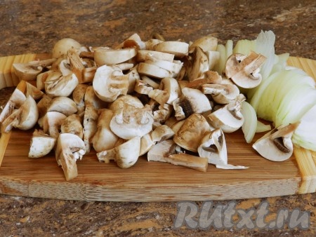 Вторую луковицу и грибы нарезать.
