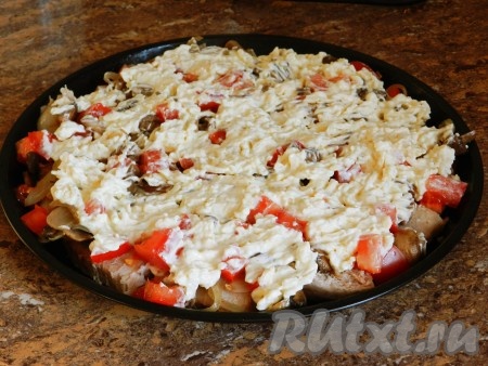 Смазать все сырной массой.