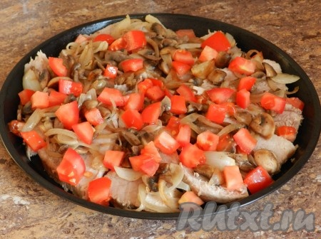 Добавить нарезанный кубиками помидор.