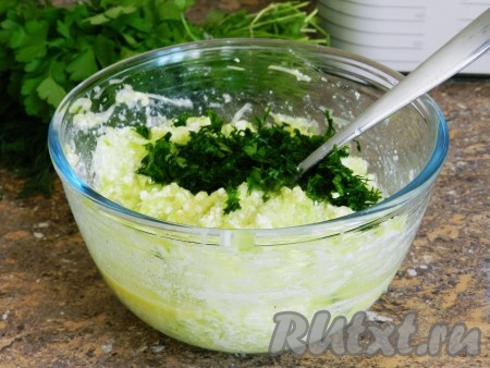 В миску добавить мелко нарезанную зелень, снова перемешать.