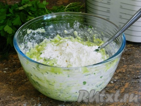 Постепенно добавлять муку и вмешивать её в тесто. Муки может понадобиться чуть больше, если остался сок от кабачка или творог влажный. Консистенция теста для оладий должна напоминать сметану средней густоты.