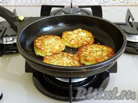 Затем перевернуть и обжарить до подрумянивания с другой стороны. Я жарила примерно по 3 минуты с каждой стороны. При жарке следующей партии оладий обязательно предварительно тесто нужно перемешать, чтобы оно не застаивалось и имело однородную консистенцию. Масло в сковороду перед жаркой очередной порции кабачково-творожных оладий нужно вливать только по мере необходимости.