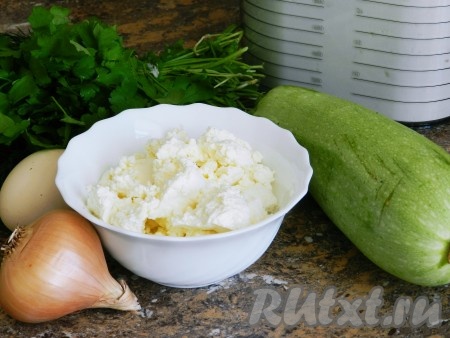Подготовить продукты для приготовления кабачковых оладий с творогом на сковороде. Творог можно взять любой жирности.