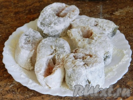 Кусочки судака обвалять в муке.
