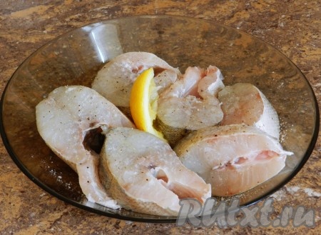 Посыпать солью, перцем, сбрызнуть лимонным соком.