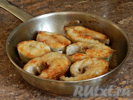 Обжарить рыбу на разогретом растительном масле, каждый кусочек с двух сторон до золотистого цвета.
