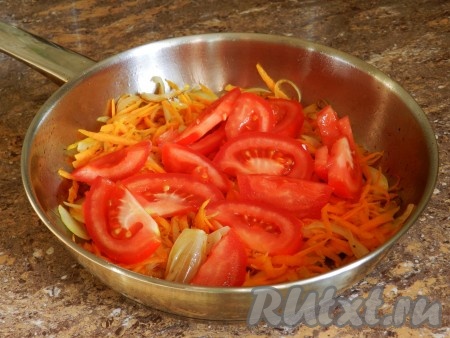 Судака убрать со сковороды. Сковородку вымыть, разогреть растительное масло, обжарить сначала лук до золотистого цвета, затем добавить морковь, обжарить в течение нескольких минут, не забывая иногда помешивать. Добавить к овощам нарезанный помидор, посолить, поперчить по вкусу.
