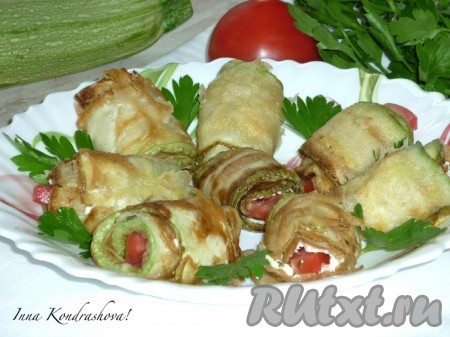 Рулетики из кабачков с помидорами и сыром