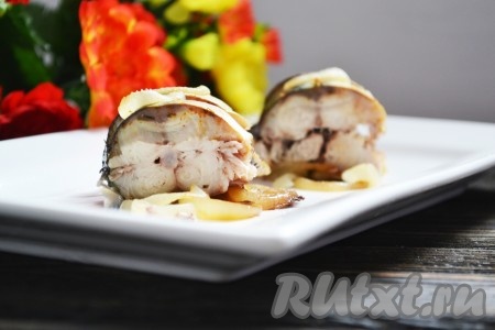 Скумбрия, запеченная с луком в духовке