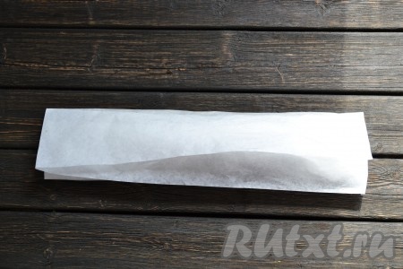 Заворачиваем скумбрию с луком в бумагу и отправляем в разогретую духовку. Запекаем при температуре 180 градусов 20 минут.
