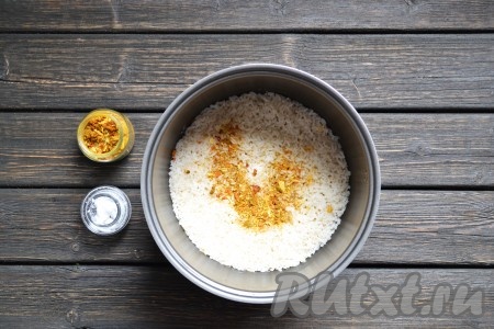 Добавляем соль и приправы (я использовала смесь приправ для риса: куркума, шафран, орегано, паприка, молотый черный перец и базилик).
