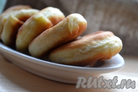 Обжариваем пирожки с мясом на хорошо разогретой сковороде с растительным маслом с двух сторон до золотистой корочки, затем выкладываем на салфетку, чтобы ушел лишний жир.
