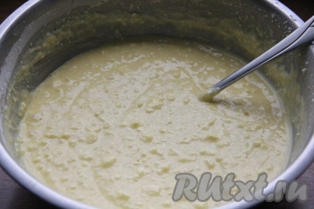 В получившуюся творожную массу добавить щепотку соли, разрыхлитель, муку и молоко, перемешать. Тесто не должно быть очень густым, но при этом не должно литься с ложки. Если тесто получится жидким, можно добавить немного муки.
