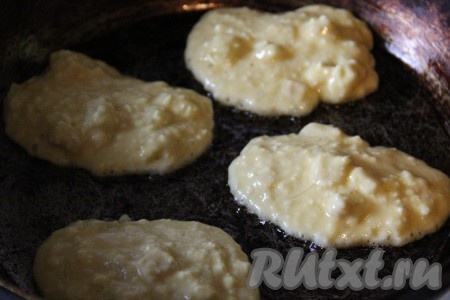 Выкладывать получившуюся массу на сковороду, разогретую с растительным маслом, и жарить творожно-яблочные оладьи с двух сторон до золотистого цвета.
