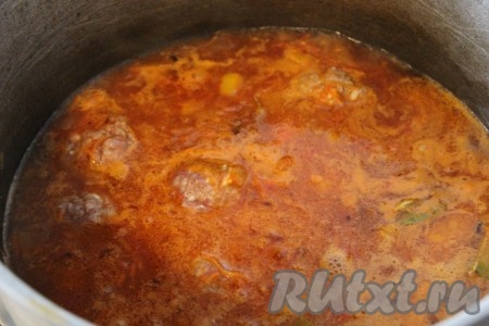 Нашу томатную подливку вылить в казан (или в толстостенную кастрюлю), довести до&nbsp;кипения и опустить в нее сформированные мясные тефтели. Довести до кипения, уменьшить огонь и проварить 5 минут.
