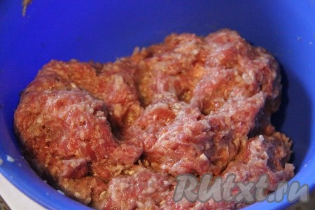 Мясной фарш смешать с одной луковицей, измельченной на мясорубке, и выдавленным чесноком, добавить соль, перец и рис. Хорошенько все перемешать и сформировать небольшие шарики - тефтели.
