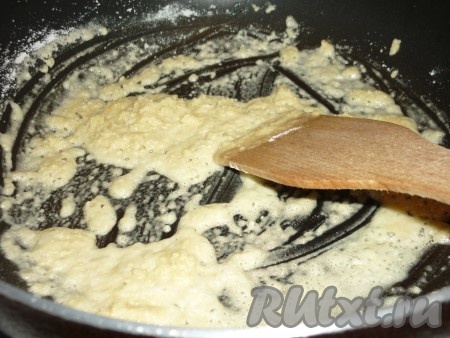 В растопленное масло всыпать муку и, постоянно помешивая, на слабом огне готовить несколько минут.&nbsp;
