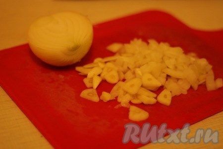 Чеснок и лук порезать.