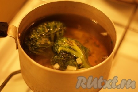 Брокколи отварить вместе с обжаренным луком и чесноком в течение 5-7 минут.