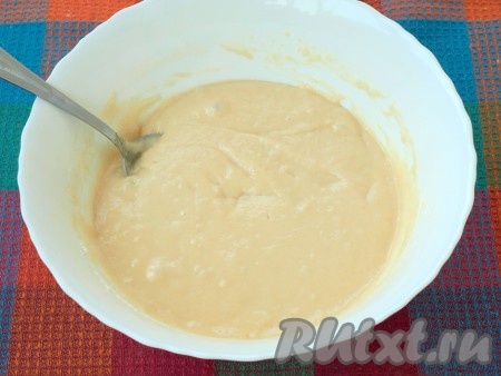 В тесто просеять муку и разрыхлитель. Перемешать до однородности, тесто по консистенции должно напоминать густую сметану. Возможно муки понадобится чуть больше или чуть меньше, главное - контролируйте консистенцию полученного теста.
