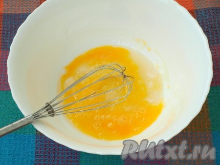 Взбить яйцо с солью, ванилином и сахаром.
