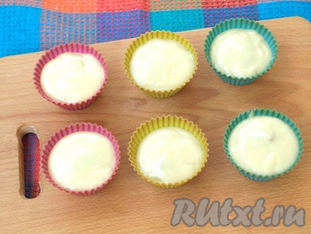 Сверху выложить ещё по ложке теста, чтобы прикрыть сгущёнку.
