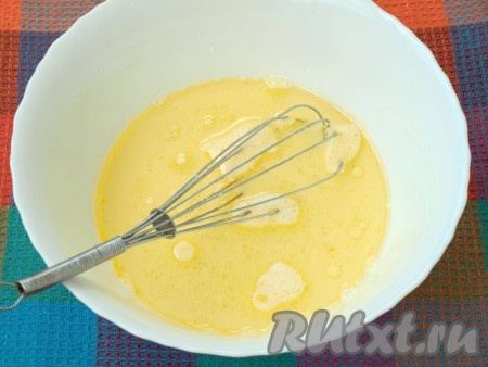 Влить молоко и взбить массу венчиком.
