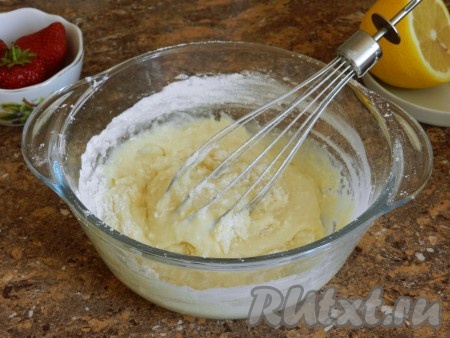 Взбивать тесто не нужно, достаточно хорошо перемешать, чтобы не было комочков. Тесто по консистенции получится, как густая сметана.

