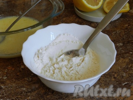 Отдельно смешать муку, крахмал и разрыхлитель, перемешать мучную смесь.