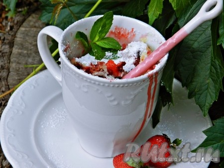 Готовый кекс с клубникой посыпать сахарной пудрой и в тёплом виде подать к столу. Готовится эта простая выпечка очень быстро и просто, а получается вкусной.