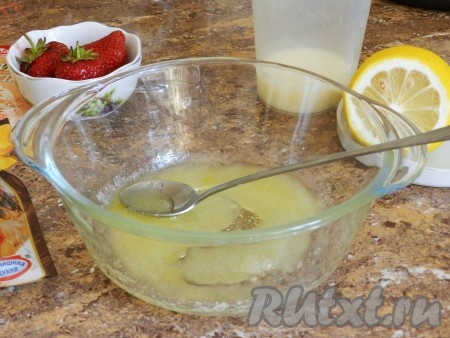 Сливочное масло растопить, смешать с сахаром.