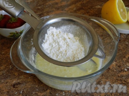 Постепенно просеять мучную смесь в тесто, каждый раз хорошо перемешивая венчиком.