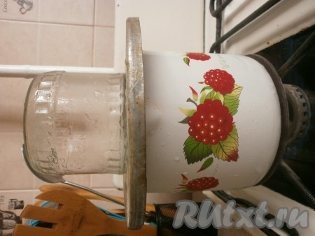Стерилизуем банки, крышки тоже кипятим в воде.

