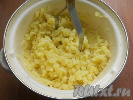 Поставить кастрюлю на огонь и отварить картофель в подсоленной воде до готовности. Воду слить, а картофель растолочь.