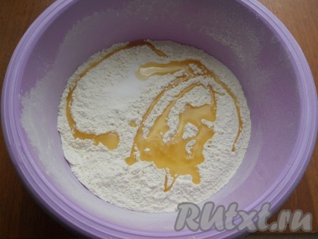 Для приготовления теста просеять в миску муку, добавить соль и растительное масло. Влить горячую воду (не крутой кипяток) в муку и быстро замесить ложкой тесто.