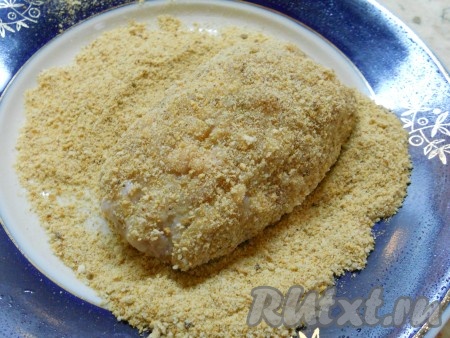 Сформировать довольно крупненькую котлету. Таким образом сформировать все котлеты. Обвалять котлеты в панировочных сухарях.
