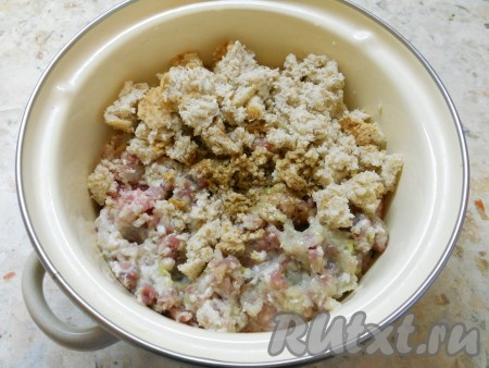 К фаршу добавить перекрученный на мясорубке репчатый лук, соевый соус, замоченный в молоке или в очищенной воде и отжатый хлеб.
